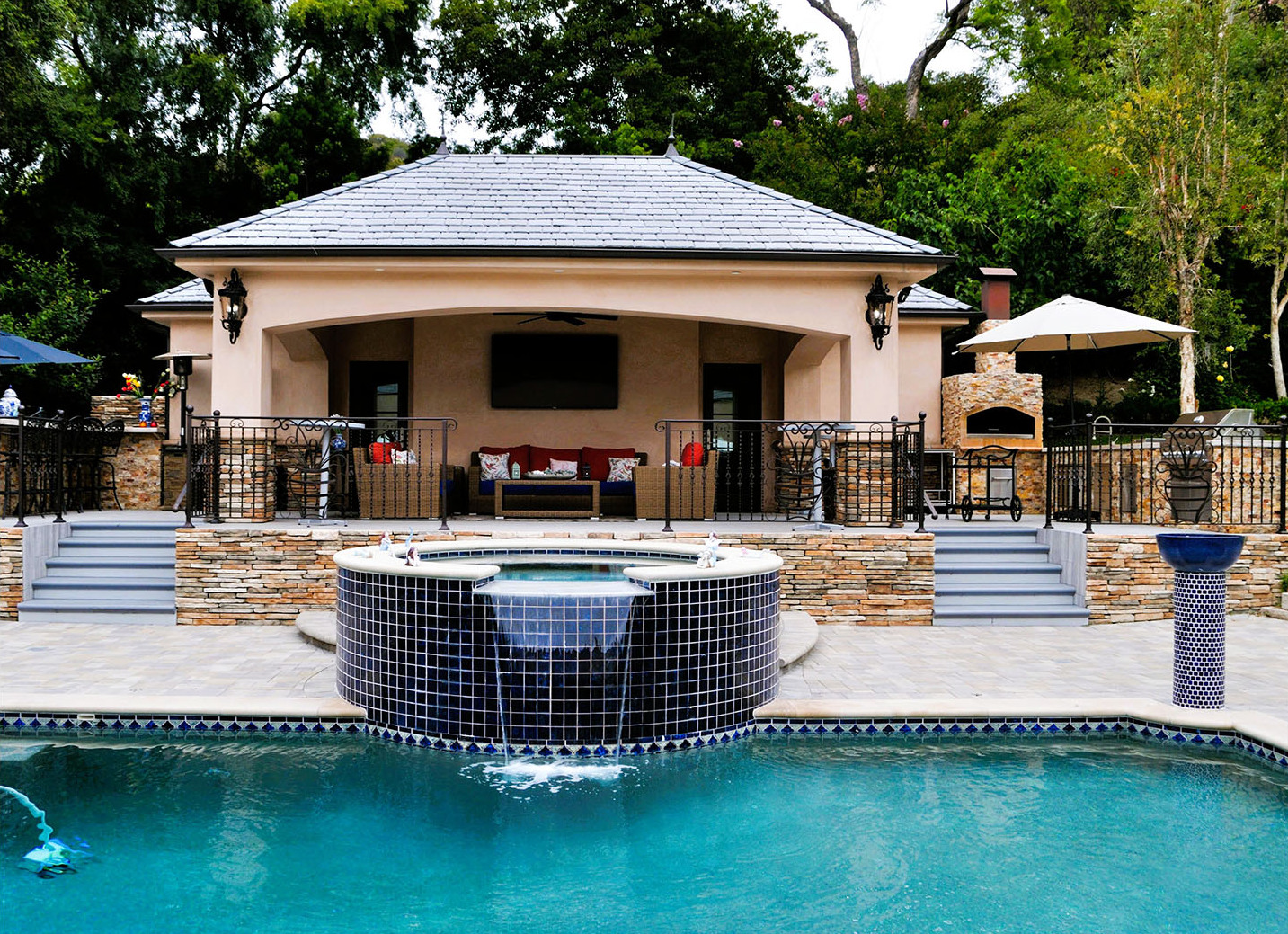 Creating Seamless Indoor-Outdoor Living Spaces in Southern California Custom Homes