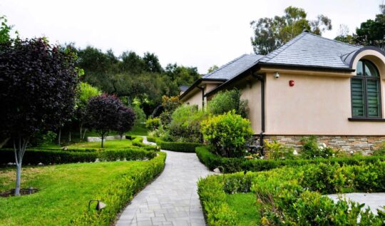 What Makes a Luxury Custom Home Build Successful in Southern California’s Most Exclusive Neighborhoods